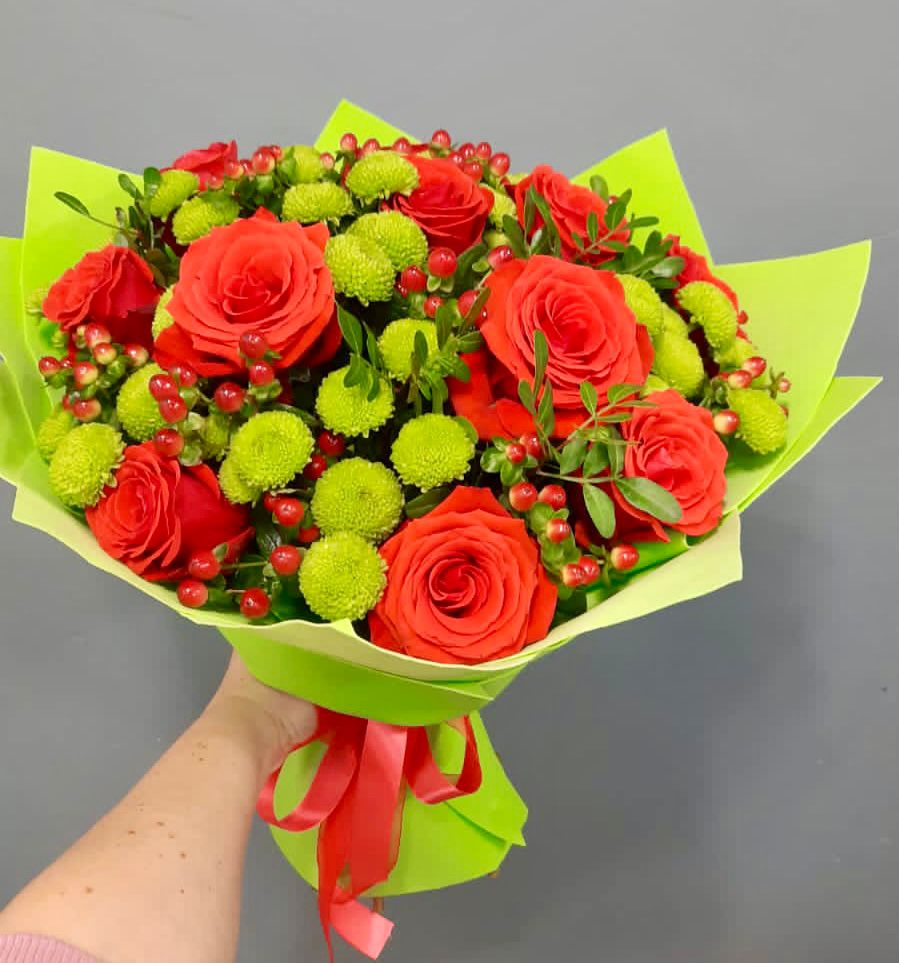 Букет цветов из: Хризантемы и Розы в Олонце