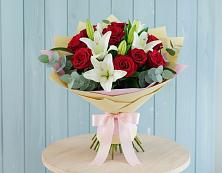 Букет цветов из:  Лилии и Розы в Олонце