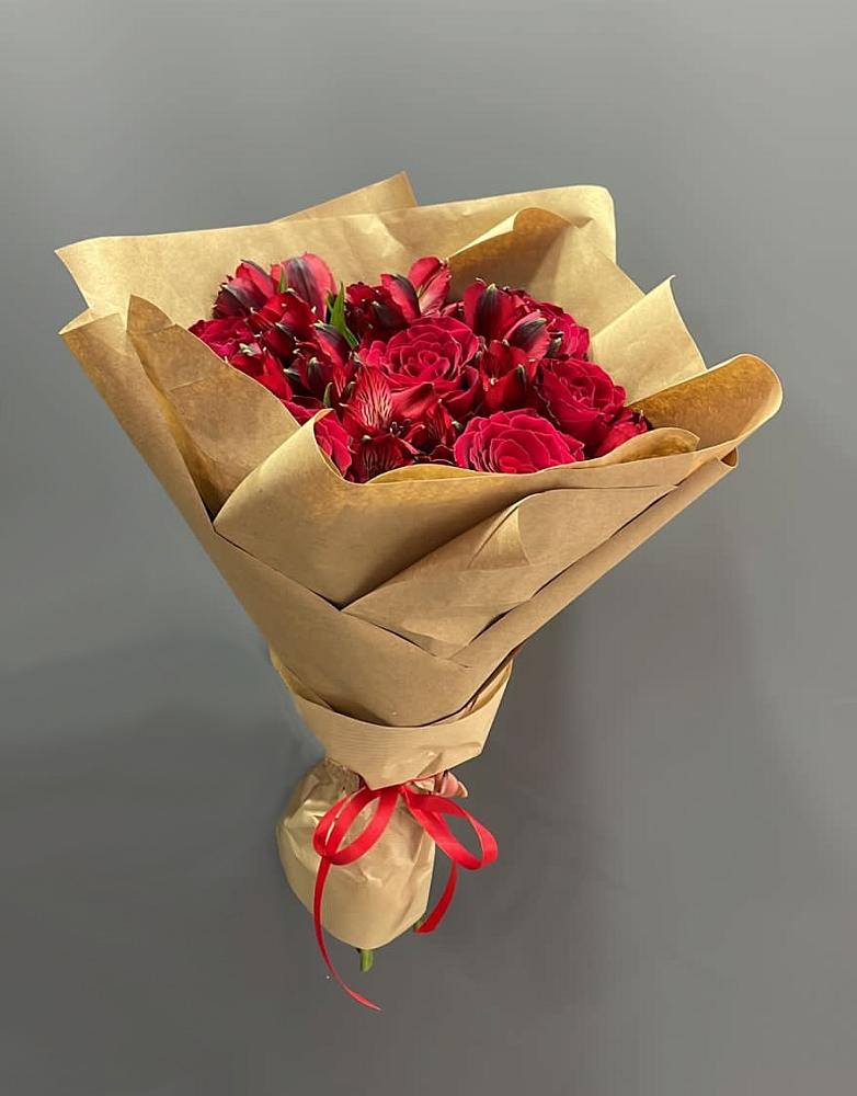 Букет цветов из: Альстромерии и Розы в Олонце