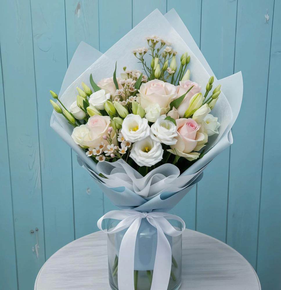 Букет цветов из: Розы и Лизиантусы в Олонце