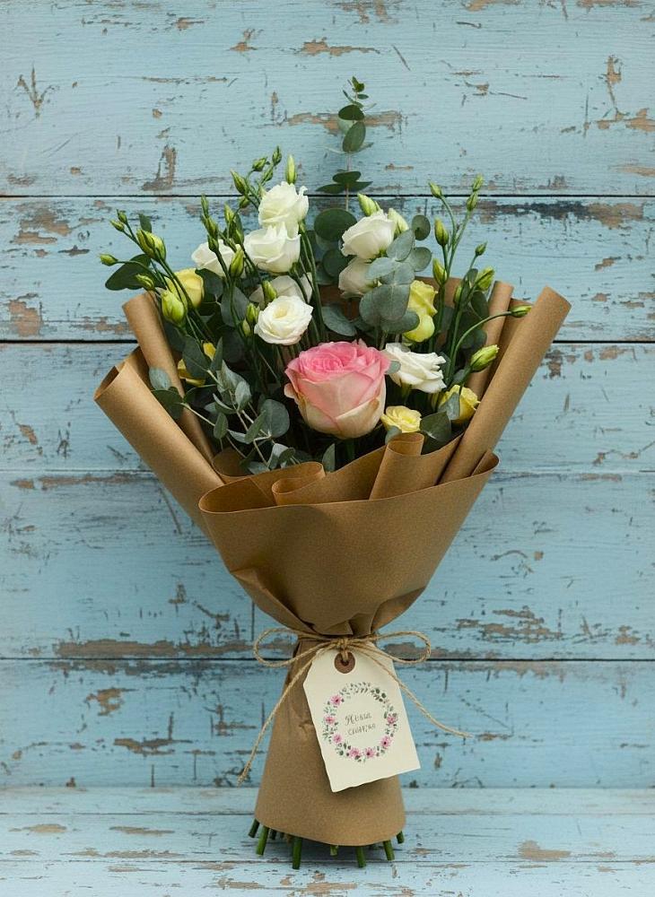 Букет цветов из: Розы и Лизиантусы в Олонце