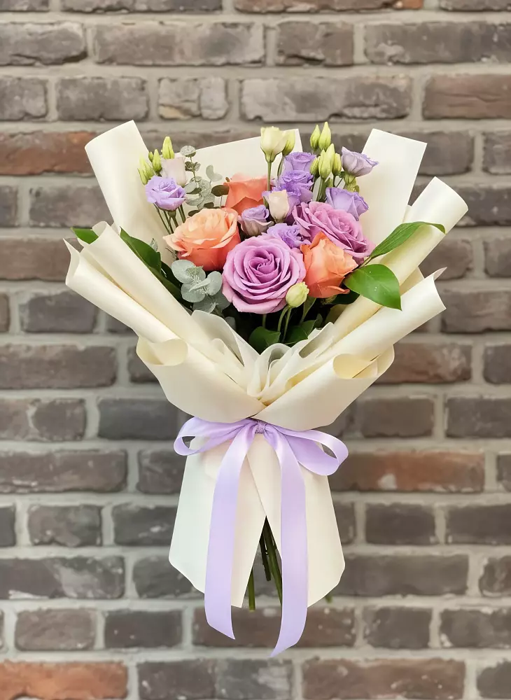 Букет цветов из: Лизиантусы и Розы в Олонце