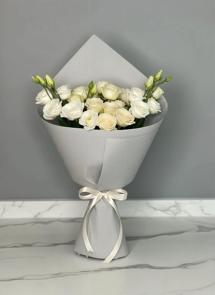 Букет цветов из: Розы и Лизиантусы в Олонце