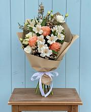Букет цветов из:  Альстромерии, Лизиантусы, Розы и Хризантемы в Олонце