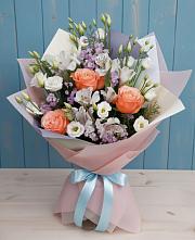 Букет цветов из:  Лизиантусы, Розы, Альстромерии и Гипсофила в Олонце