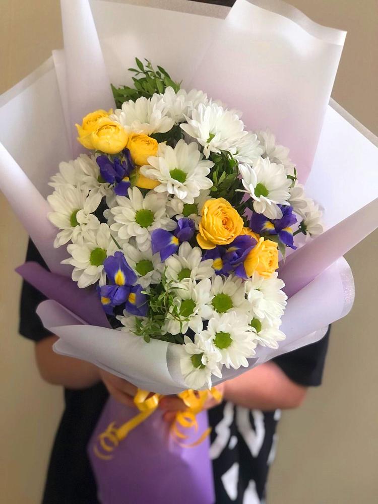 Букет цветов из: Ирисы, Хризантемы и Розы в Олонце