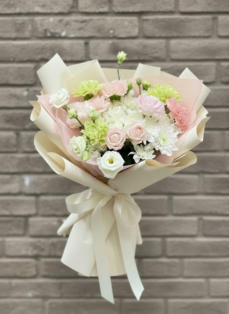 Букет цветов из: Гвоздики, Розы, Лизиантусы и Хризантемы в Олонце