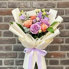 Букет цветов из:  Лизиантусы и Розы в Олонце