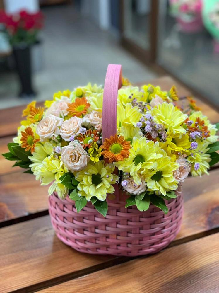 Цветочная композиция из Хризантемы и Розы в корзине в Олонце