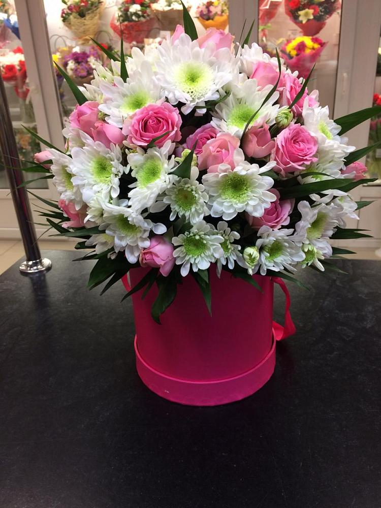 Цветочная композиция из Розы и Хризантемы в шляпной коробке в Олонце