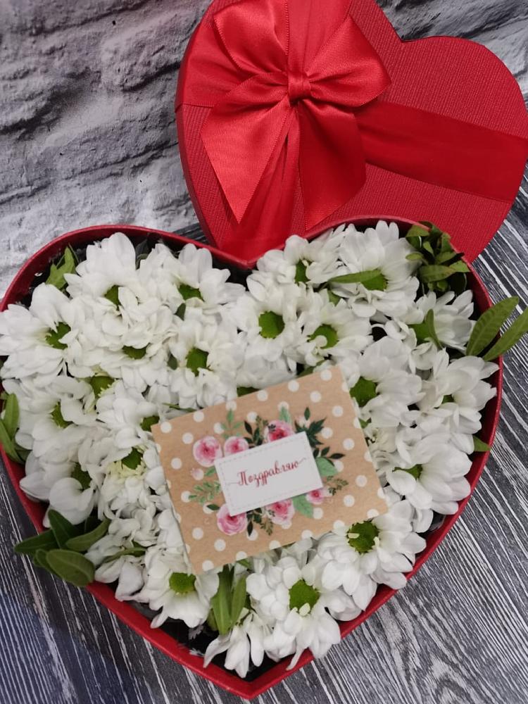 Цветочная композиция из Хризантемы в виде сердца в Олонце