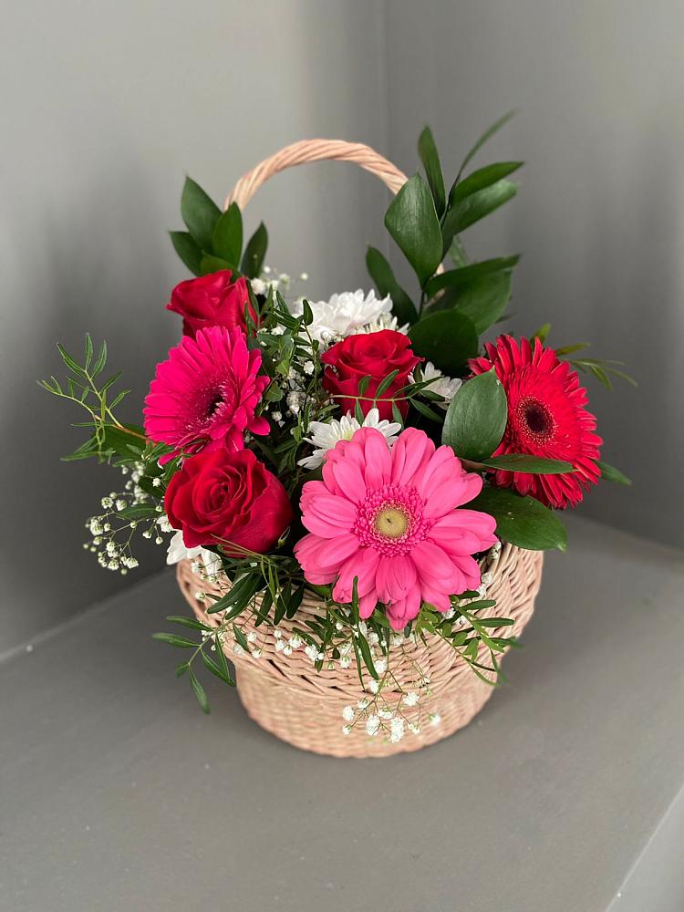 Цветочная композиция из Розы, Хризантемы и Герберы в корзине в Олонце