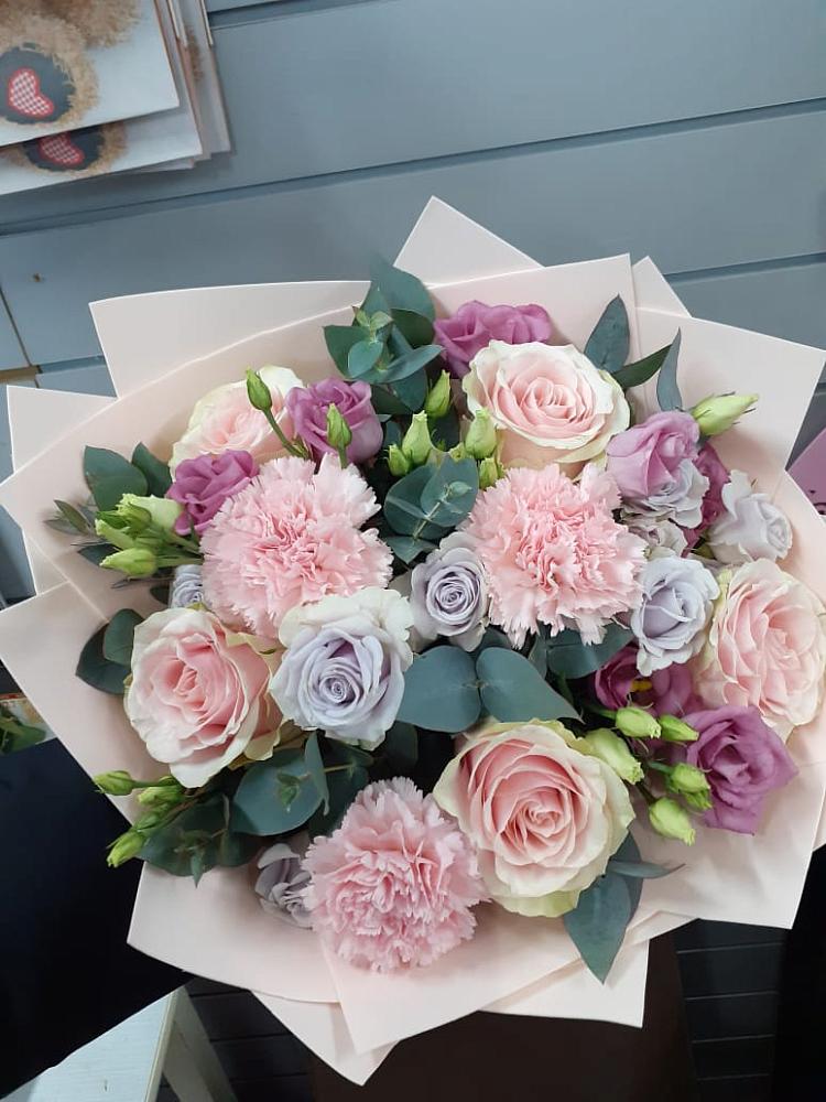 Букет цветов из: Розы, Гвоздики и Лизиантусы в Олонце