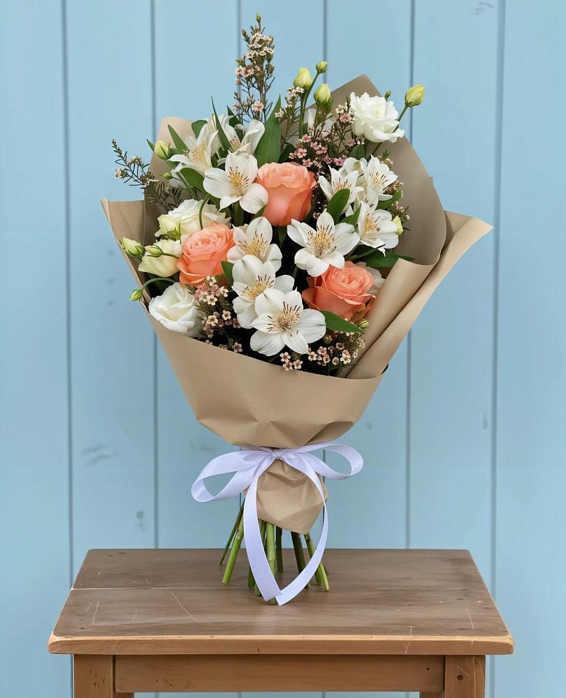 Букет цветов из: Альстромерии, Лизиантусы, Розы и Хризантемы в Олонце