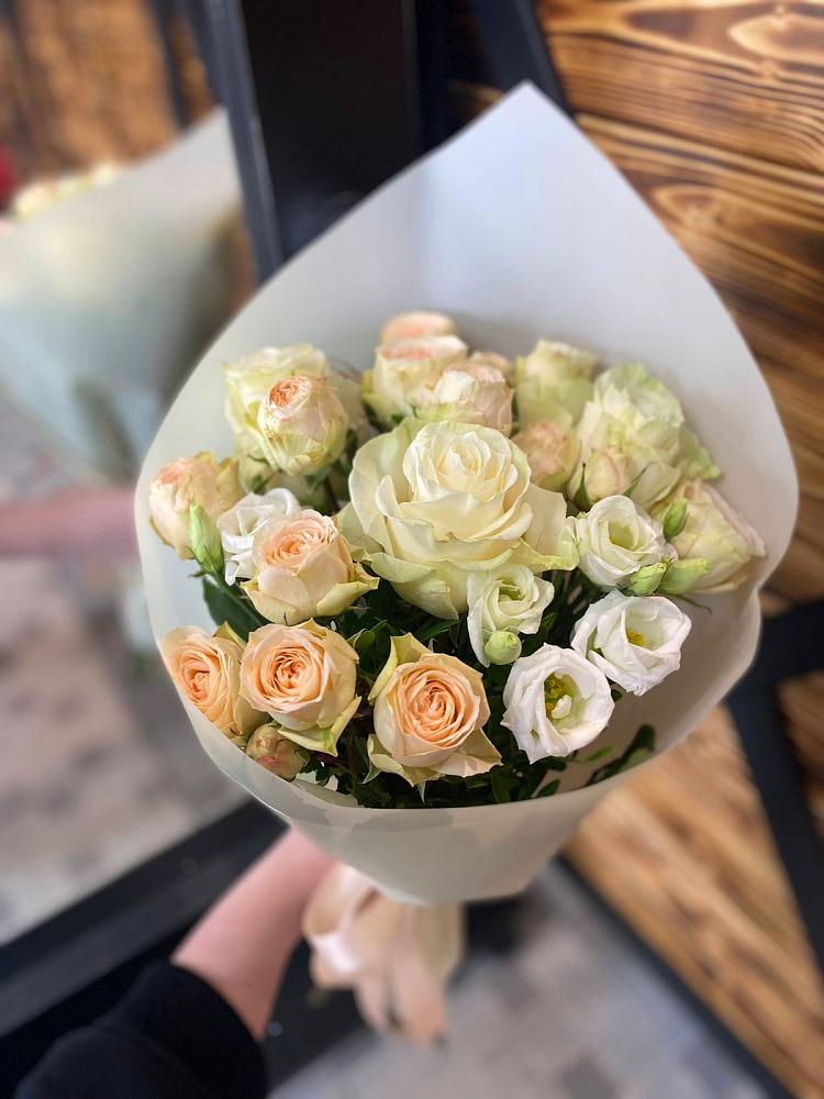 Букет цветов из: Розы и Лизиантусы в Олонце